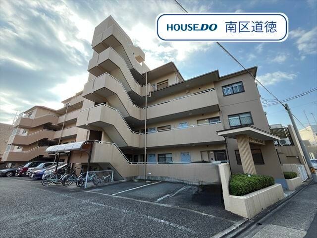 【外観】
5階建ての4階部分のお部屋にあたります。2025年8月リフォーム済み♪
名鉄名古屋本線/本笠寺駅 徒歩約11分、地下鉄桜通線/鶴里駅 徒歩約12分と2沿線利用が可能です。