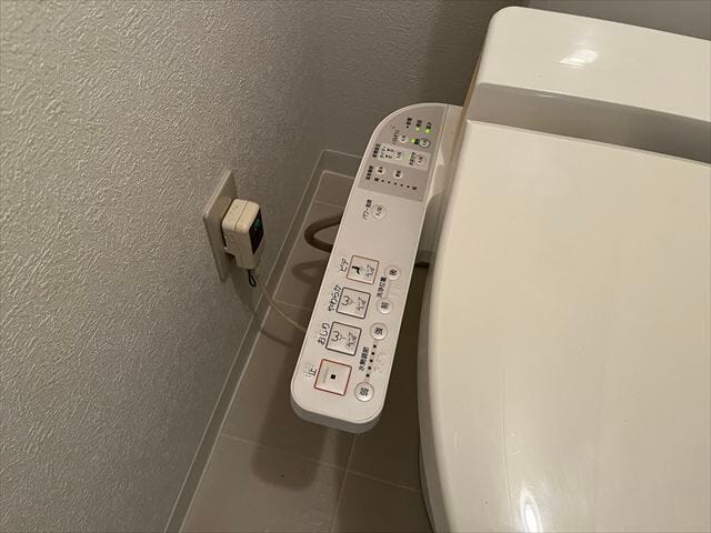 ◆温水洗浄便座◆ウォシュレット機能付ですので寒い時期も便座を温かくでき安心して座ることができますね。