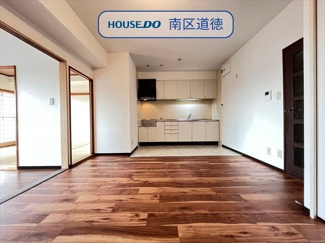 リビングでくつろぐご家族と会話をしながら調理をすることができます。