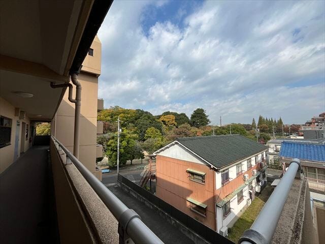 外玄関からの眺望です。「笠寺公園」の木々が見渡せます。