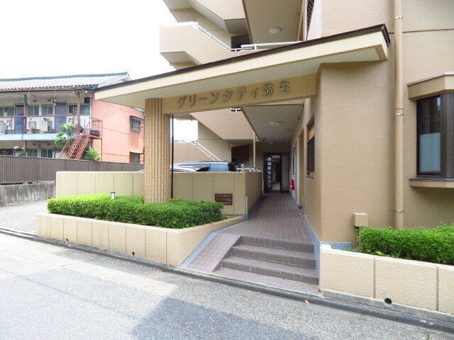 マンション西側エントランスです。