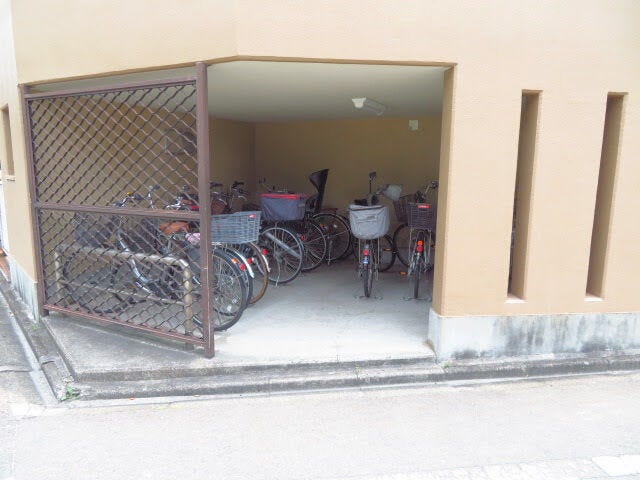 マンション下部にある駐輪場です。