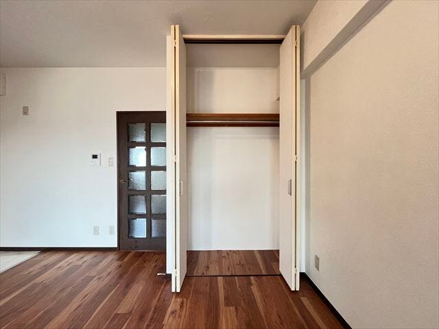 リビングには収納が完備されています。ハンガーパイプ付きですので、お洋服を掛けて収納できます◎
(2025年11月17日撮影)