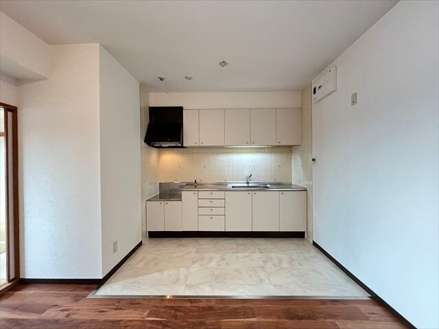 壁付けキッチンで、調理に集中しやすく、水はねや油はねも飛び散りにくいです◎
(2025年11月17日撮影)