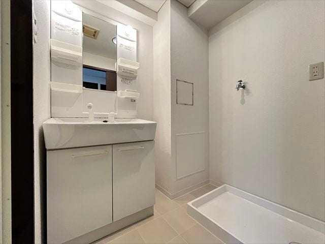 扱いやすいシャワー付き水栓。床は、ふき取りがしやすいクッションフロアが使用されています。明るさもありながら清潔感のある印象に♪
(2025年11月17日撮影)