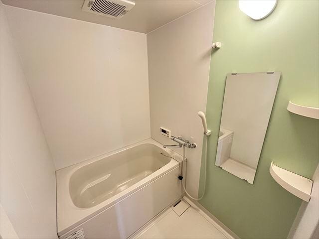 グリーンの壁が爽やかで清潔感のある印象に♪棚や小物を置くスペースもついているので、シャンプーなどを置くのに便利ですね。
(2025年11月17日撮影)