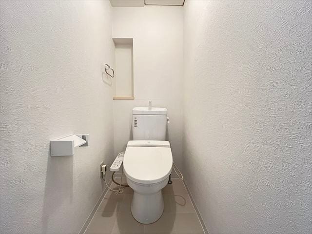 無駄のないシンプルなトイレは、お好みに合わせた空間づくりが楽しめます。
(2025年11月17日撮影)