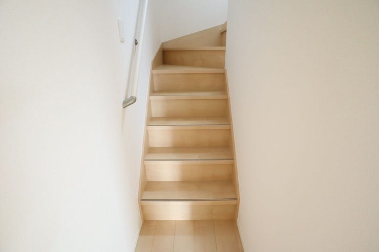 ◇階段◇ 同仕様
手すり付きの階段♪
段差を緩やかに設計していますので、小さなお子様やご年配の方にも安心です♪