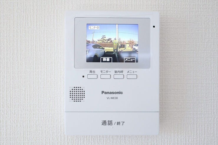 ○カラーモニター付インターホン○ 同仕様
不在時の訪問は自動で録画されます。
訪問者の顔が確認できるのでお子様の留守番にも安心です♪