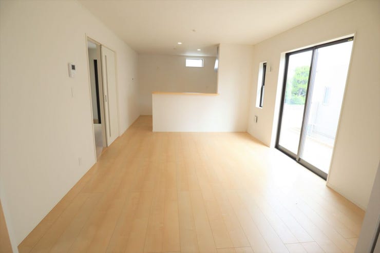 ◇リビング◇ 同仕様
南面を広く取ったリビングは日当たり良好です♪
一家団欒の時間が増えそうですね♪