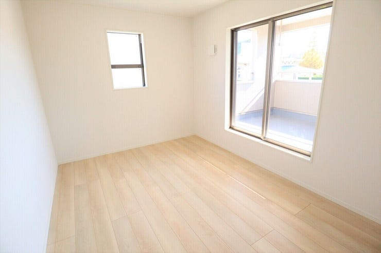 ◇洋室◇ 同仕様
2面採光のお部屋は明るく風通しが良いです♪
収納もしっかり出来ますよ!