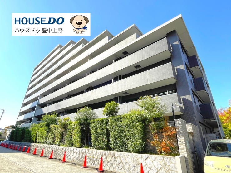 【外観】
北大阪急行線「桃山台」駅から徒歩3分の好立地!エントランスにはオートロック&宅配ボックス有!ゲストルーム(浴室&トイレ付きで宿泊可能)やペット足洗い場、プレイロット等共用設備大変充実しております!