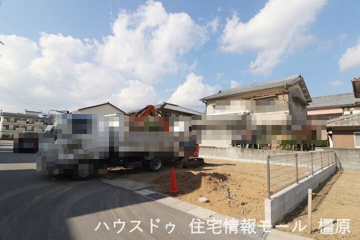 駐車は並列で3台可能!奥行きがありますので自転車などもゆったり置いていただけます(2025年11月17日撮影)