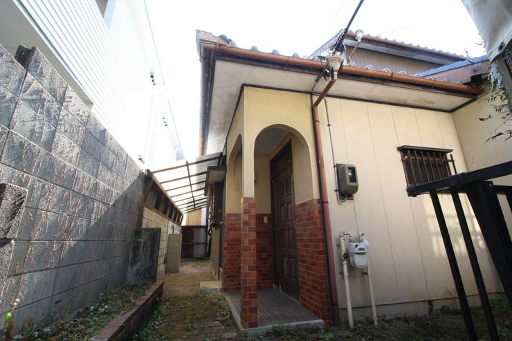 【外観】
現在建物が建っており、現況でのお引渡しでございます。
スーパー、薬局、コンビニ徒歩圏内でとても便利な立地です。