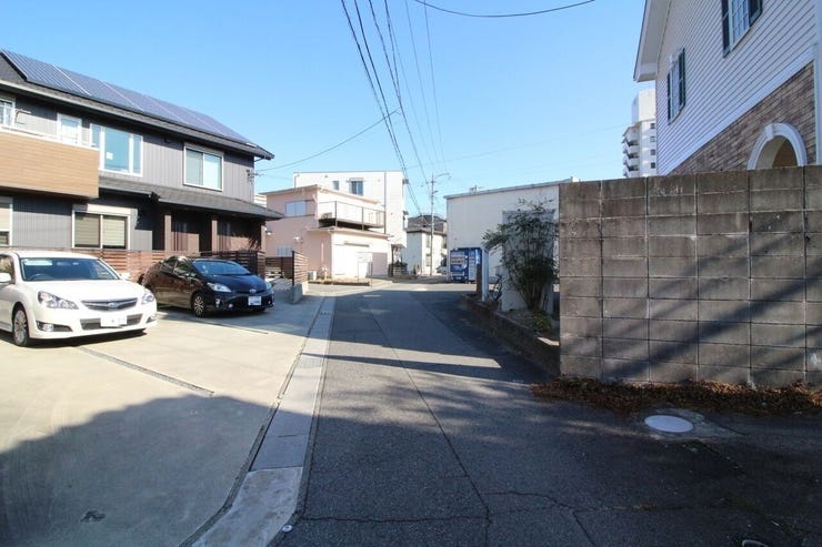 交通量も多くないので駐車がしやすい環境です。