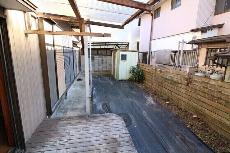 お庭スペースも確保できる広さがございます。
小学校まで徒歩約8分で通学も安心です。