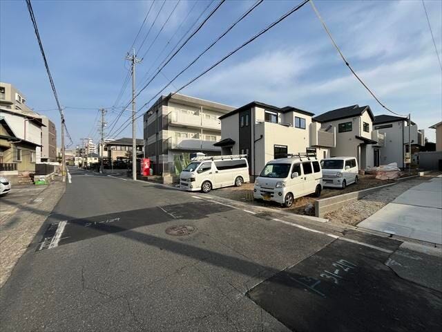 幅員約7.2mの西側前面道路です。引越し業者のトラックも問題なく停めて置くことが出来る道幅です。
(2026年1月15日撮影)