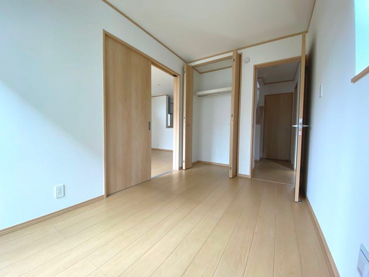 4.62帖の洋室。全居室に嬉しいクローゼットを完備しております。