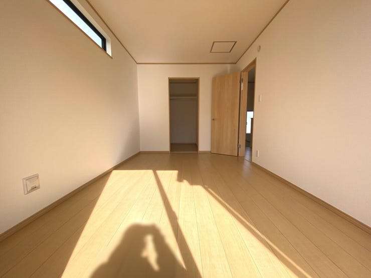 7.5帖の洋室。大容量収納が叶うウォークインクローゼットがございます。