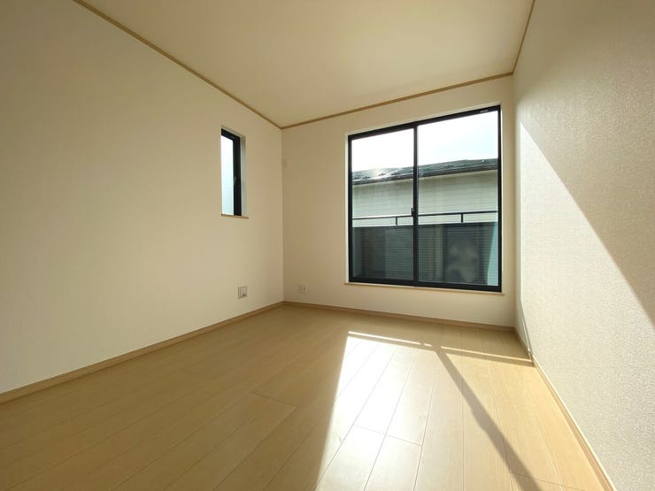 6帖の洋室。南向きの窓から明るい光が差し込み、日中は電気いらず!エコな暮らしに◎