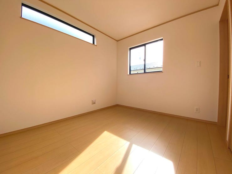 5.25帖の洋室。全居室二面採光×収納完備です。お掃除がしやすいフローリング仕様も◎