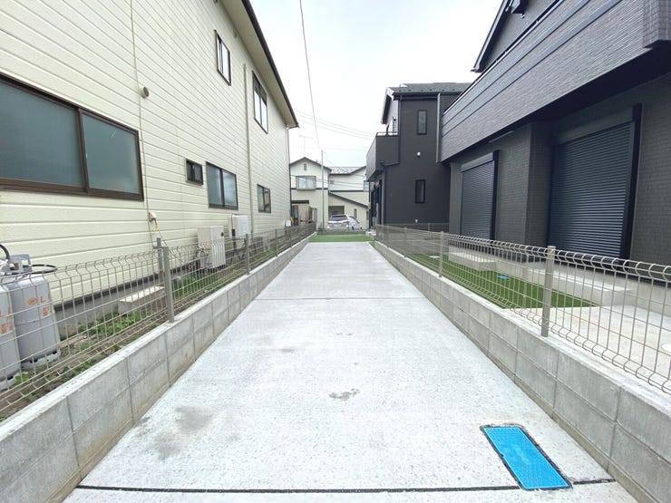 縦列2台可能なカースペース完備。ガーデニングも楽しめるお庭もございます。