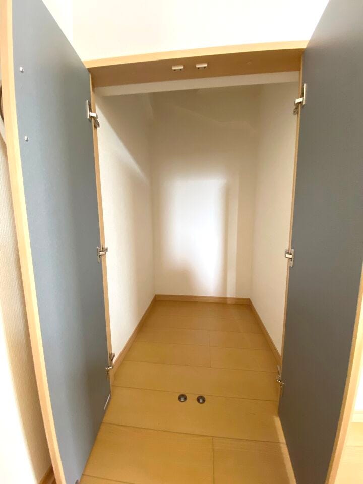 キッチン横には階段下収納がございます。日用品等の収納にも便利ですね。