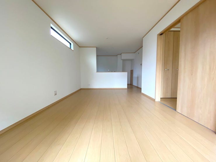 15.87帖のリビング。リビング全体を見渡せる対面式キッチンでご家族との会話が弾みます。