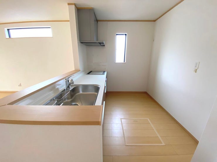 対面式のシステムキッチンでお料理の配膳も楽々!