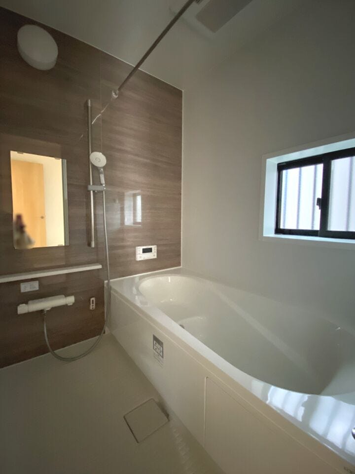 追い焚き機能付きのバスルームでいつでも暖かなお湯に浸かれます。浴室暖房乾燥機付きで快適さUP!