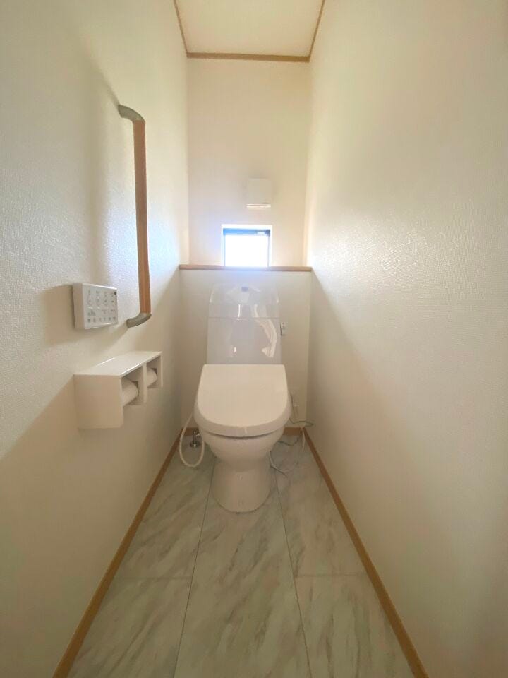 温水洗浄便座付トイレ。各階にトイレがあり混雑時も安心です。