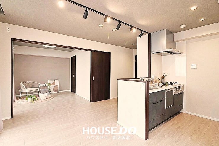 ■対面キッチンのため、キッチンからリビング全体を見渡せます!
■家事をしながらお子さまの様子を見守ったり、テレビを見たりすることもできますよ!