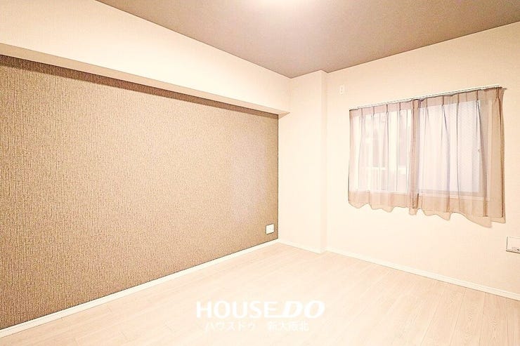 ■アクセントクロスがオシャレな6.8帖のサービスルームです!
■アクセントクロスはオシャレなだけでなく、空間に奥行きを持たせ、お部屋を広く見せる効果があります!