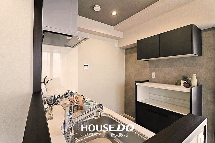 ■冷蔵庫やパントリーなどを設置できるすぺーるのあるゆとりあるキッチンです♪
■造り付けのカップボードもすでについているため、地震等の時も安心です!