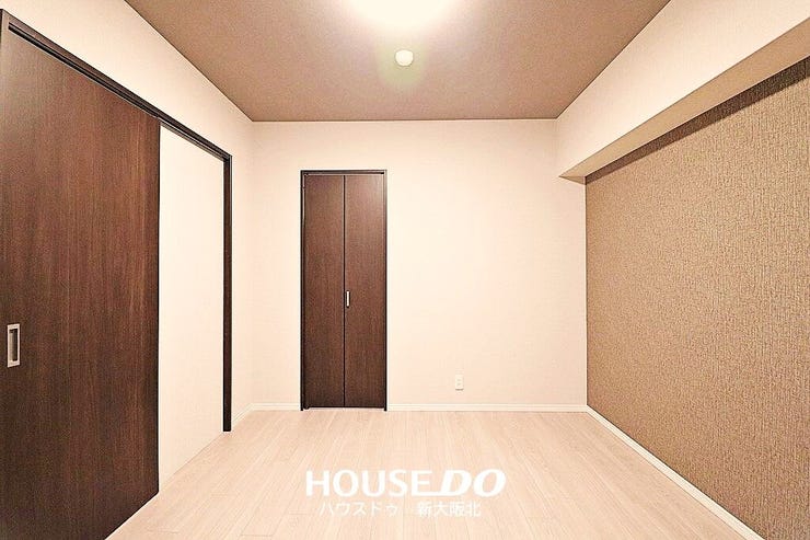 ■約6.8帖のサービスルームにはウォークインクローゼットがございます!
■引き戸はドアに比べてデッドスペースができにくく、空間を無駄なく使うことができます!
■家具のレイアウトもしやすいですよ!