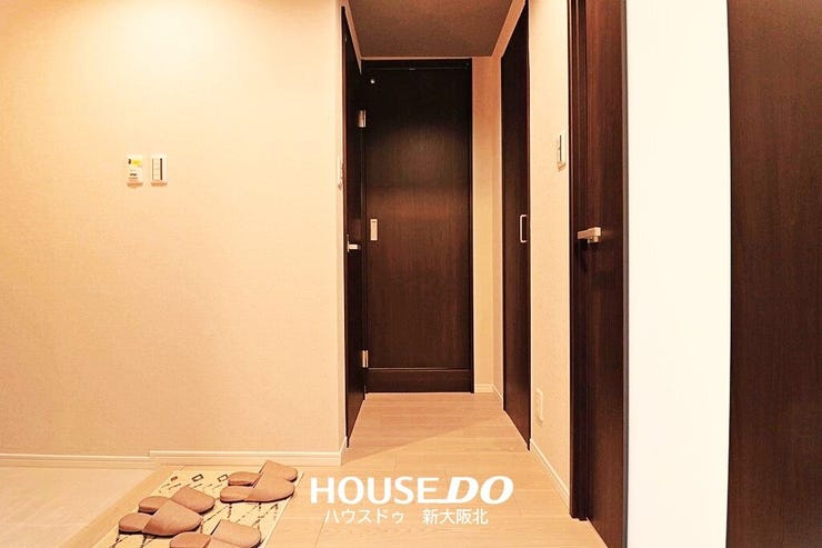 ■ダークな木目調の建具が魅力的な玄関!毎日使うからこそ玄関の雰囲気は大切なポイントですね♪