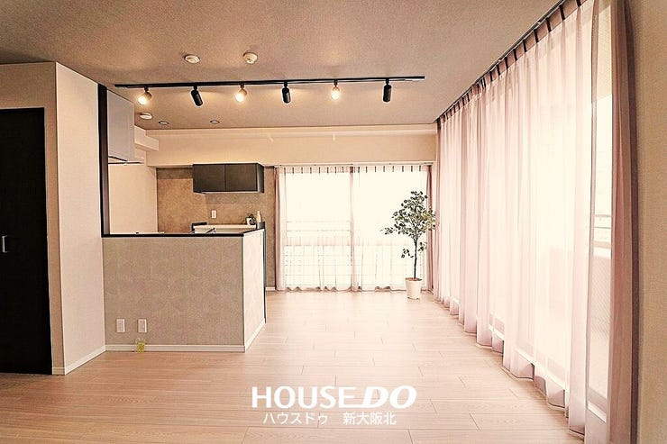 【外観】
■リビングは11.7帖の広さがあり、ダイニングテーブルやソファなどの家具を置いても十分な広さがあります!
■家族みんながゆったりくつろげる空間になりそうですね!