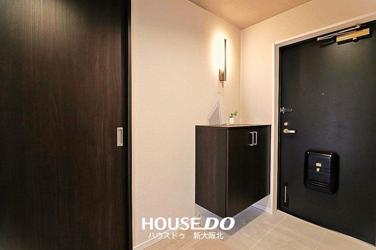 ■建具全てがダークな木目調で統一されており高級感漂う雰囲気ですね!
毎日使うからこそ玄関の雰囲気は大切なポイントですね♪