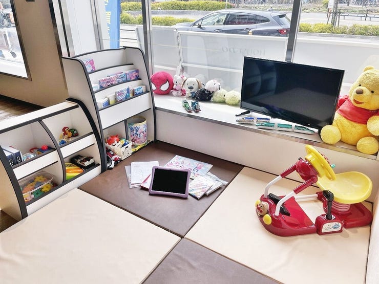 ■キッズスペースがあるのでお子様も退屈せずに過ごせます♪
■お子様用タブレット、ぬりえや絵本、おもちゃ等を置いています!
■DVD鑑賞も可能です♪
■おむつ替えスペースあり◎