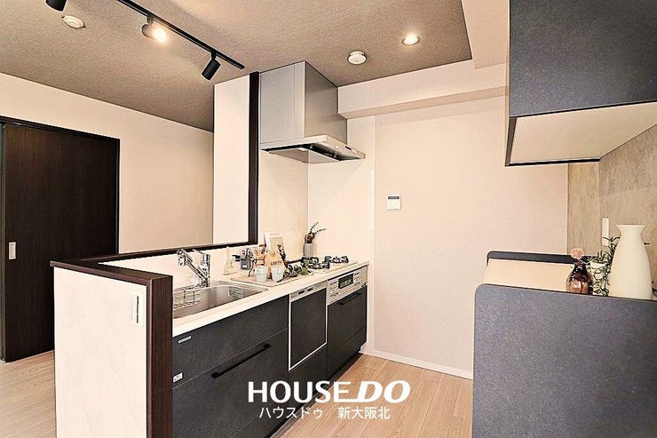 ■ご家族との会話が楽しめる対面式のシステムキッチン!
■シンクには毎日キレイなお水をご使用いただけるように浄水器を兼ね揃えています♪