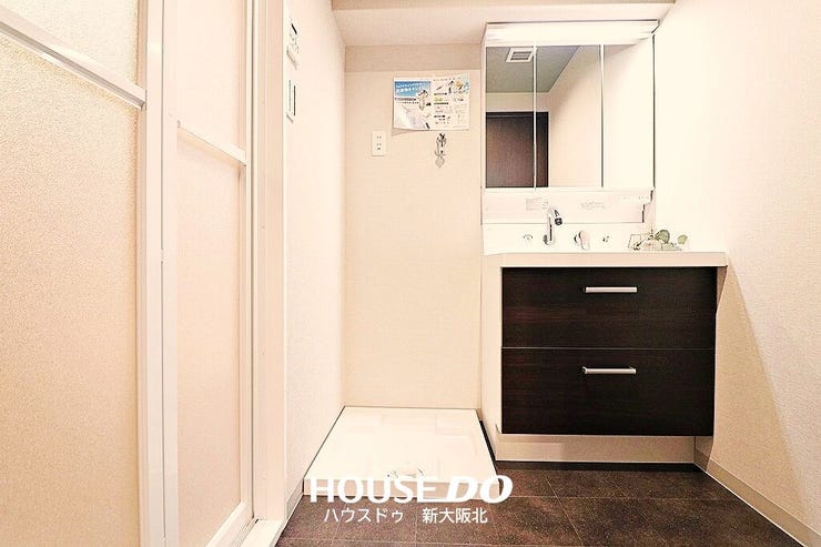 ■デザイン性の高い洗面化粧台は人気の壁付け水栓が採用されています!
■壁付け水栓はスタイリッシュなだけでなく、水垢がたまりにくいため日常のお手入れが格段に楽になりますよ♪