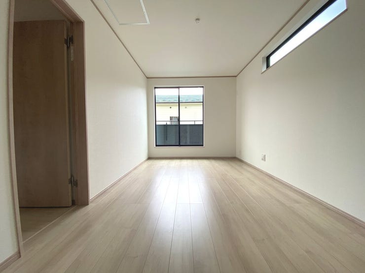 8.62帖の洋室。ダブルベッドを置いてもゆとりのある広さを確保しております。