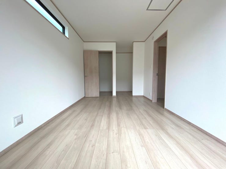 8.62帖の洋室。大容量収納が叶うウォークインクローゼットやフリースペースを完備しております。