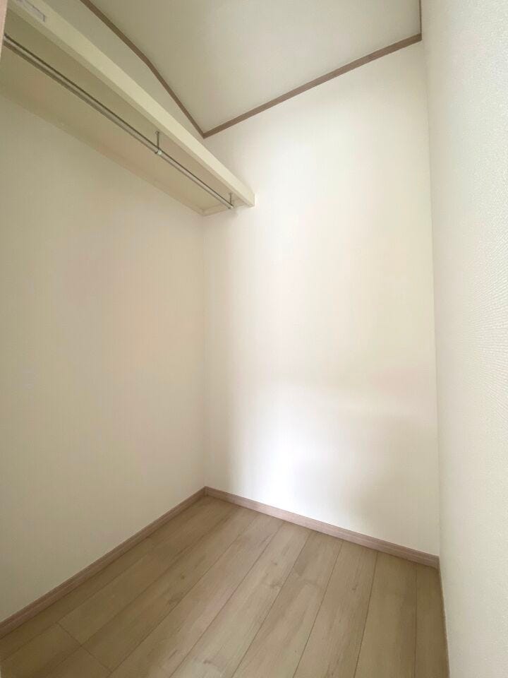 お子様やご夫婦の衣類や荷物をすっきり収納できるウォークインクローゼット。