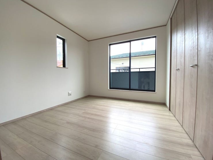 6.06帖の洋室。南向きのバルコニーに面しており、日中でも電気いらずの明るいお部屋です。