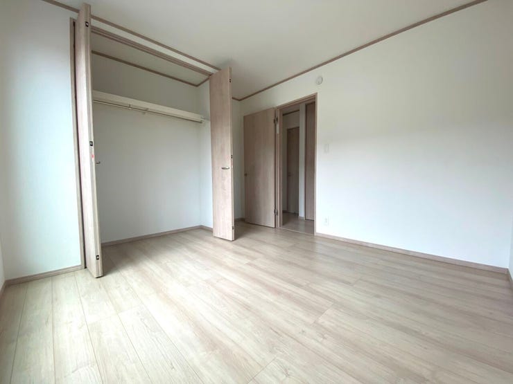 6.06帖の洋室。各居室に便利で嬉しい収納スペースがございます。整理整頓されたお部屋づくりが◎