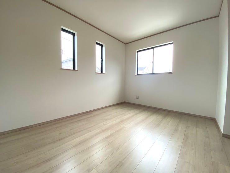 6.5帖の洋室。全居室二面採光×フローリングです。明るく、お部屋のお掃除がしやすいのが◎