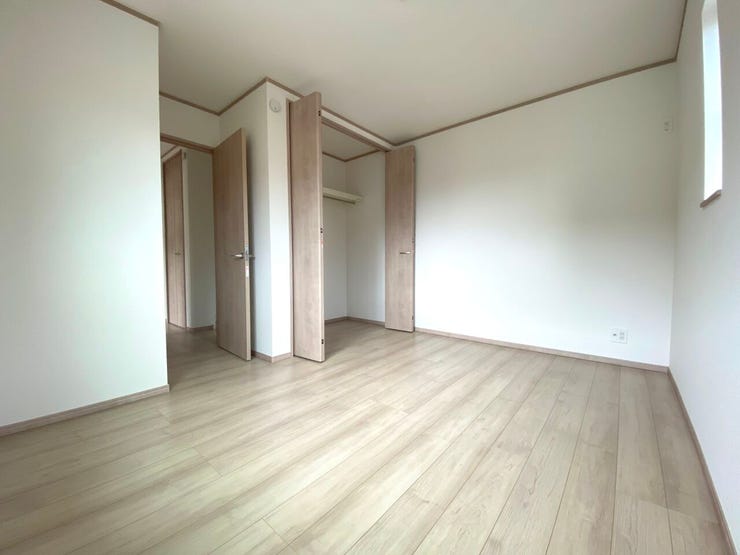 6.5帖の洋室。お子様のお洋服や学校用品もすっきり収納いただけます。