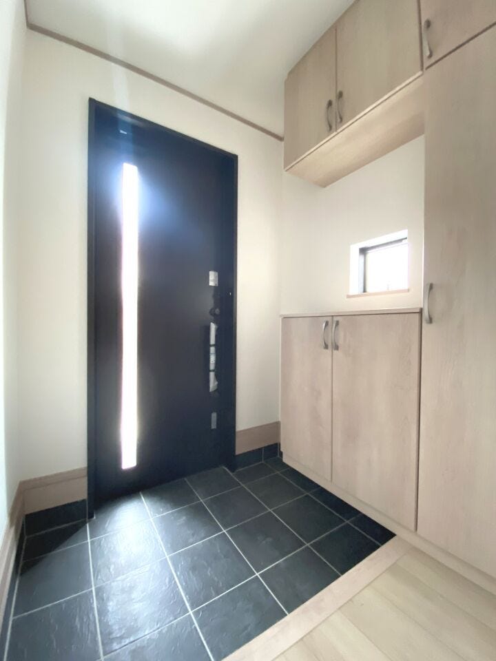 シューズボックスを設置した玄関。小窓付きで明るさを取り込んだ開放的な空間です。