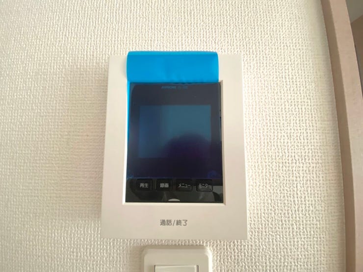 来訪者の顔が確認できるモニター付きインターホンでご家族の安心を守ります。